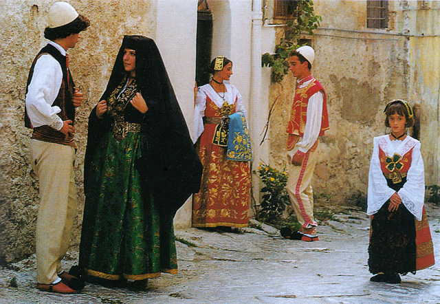 traditional sicilian women