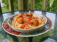 Spaghetti al sugo con polpettine di tonno